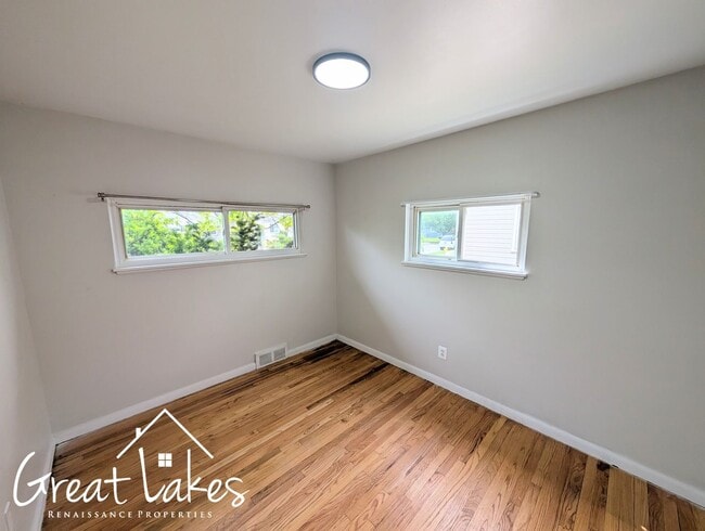 Building Photo - Charming 3 Bedroom 2 Bathroom now availabl...