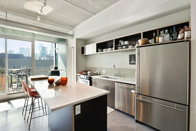 Building Photo - 345 N 6th Ave