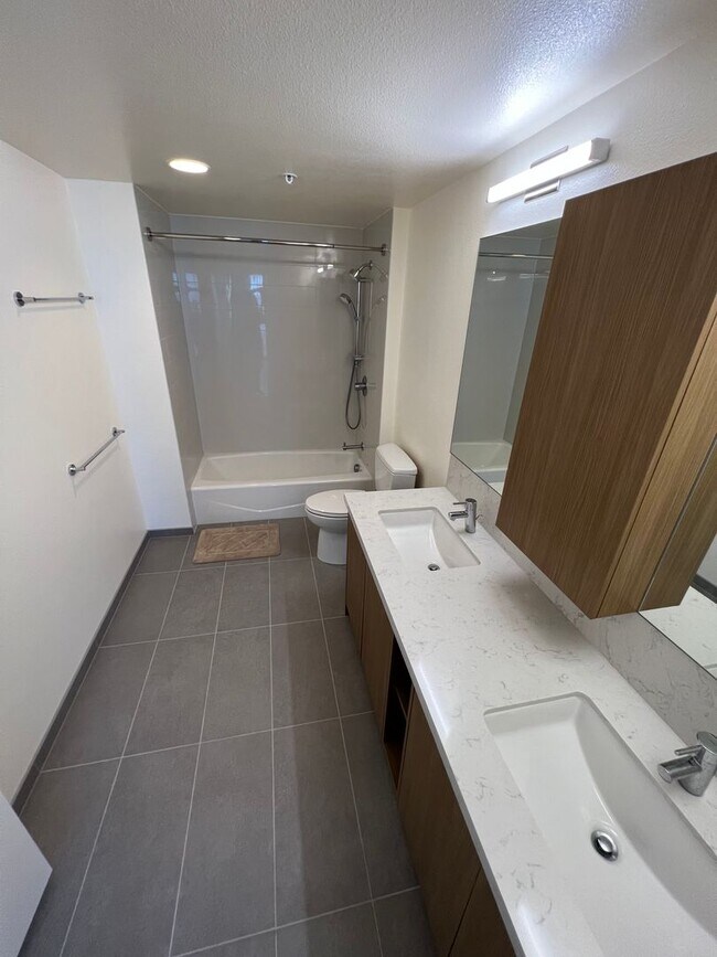 Building Photo - ** 2 BEDROOM 2 BATH** 2 covered PARKING, O...