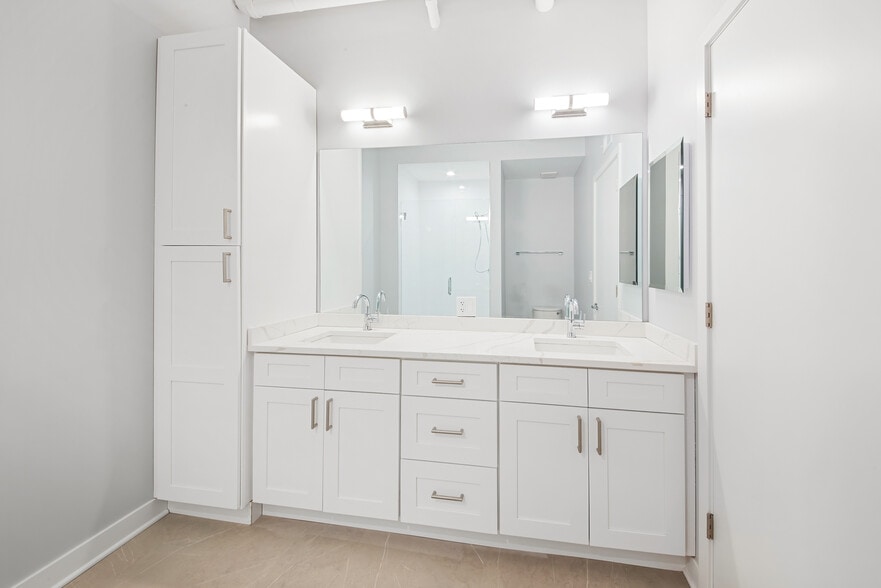 Building Photo - 4637 N Ashland Ave