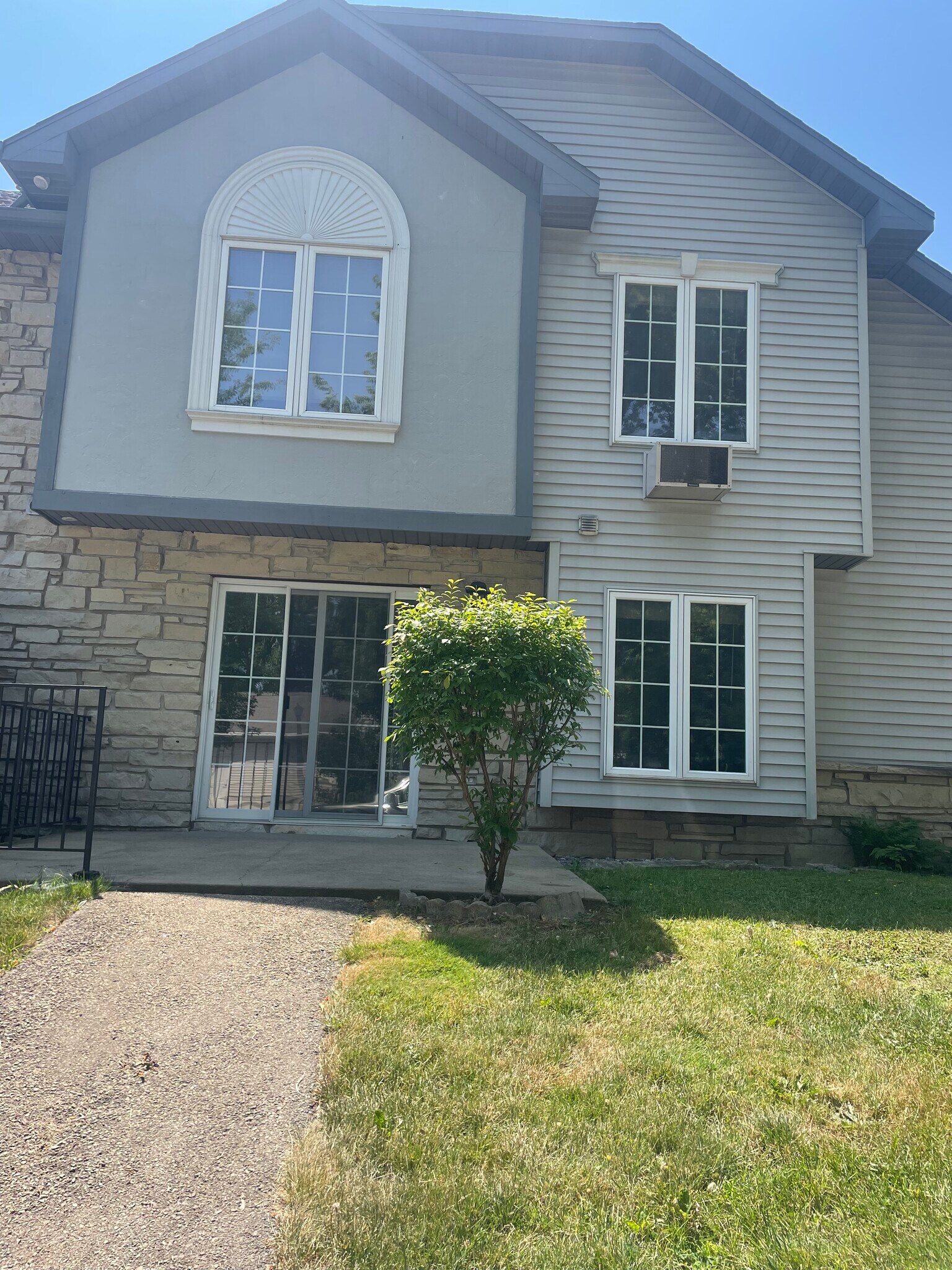 Building Photo - 2457 N Lynndale Dr