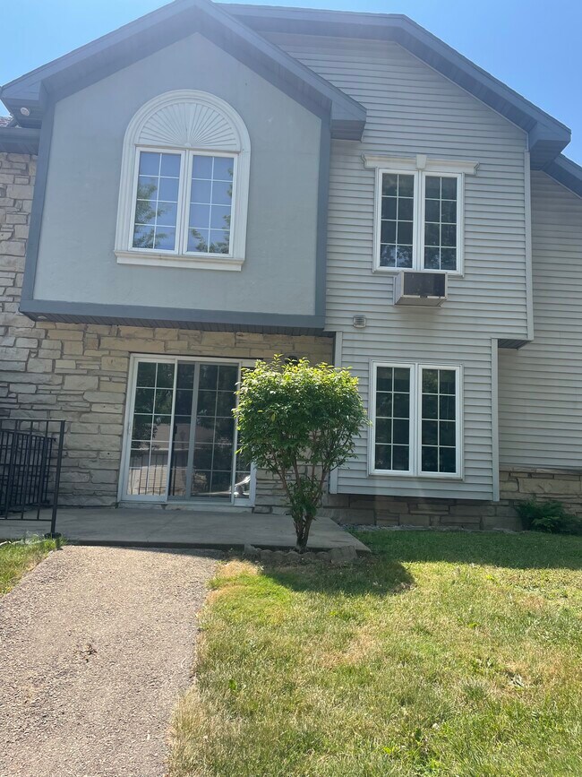 Building Photo - 2457 N Lynndale Dr