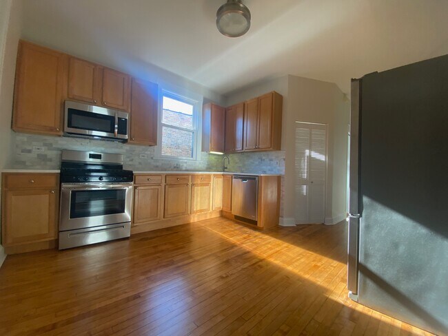 Kitchen - 4117 N Central Park Ave
