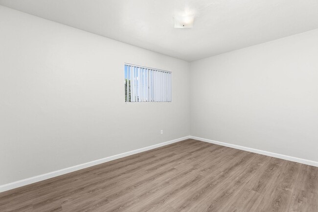 Building Photo - 4 Bedroom Home in Bay Park with Office and...