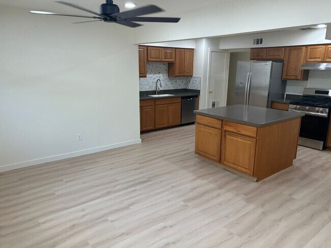 Building Photo - 2405 E Dortha Ave
