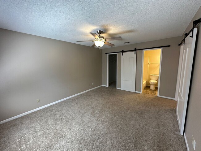 Building Photo - 2 bedroom 2 bath condo w/ balcony & garage...