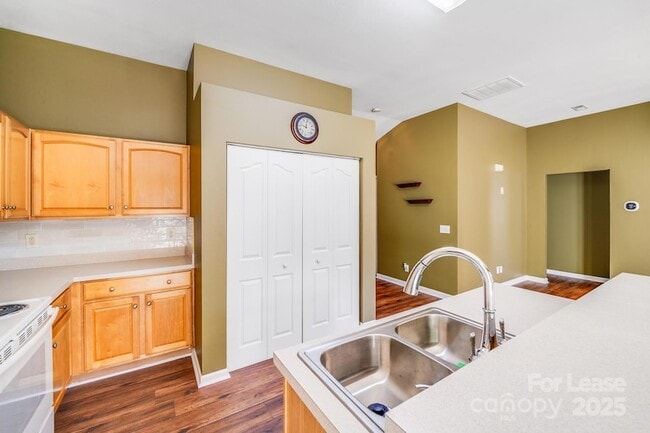 Building Photo - 5911 Vista Verde Ct