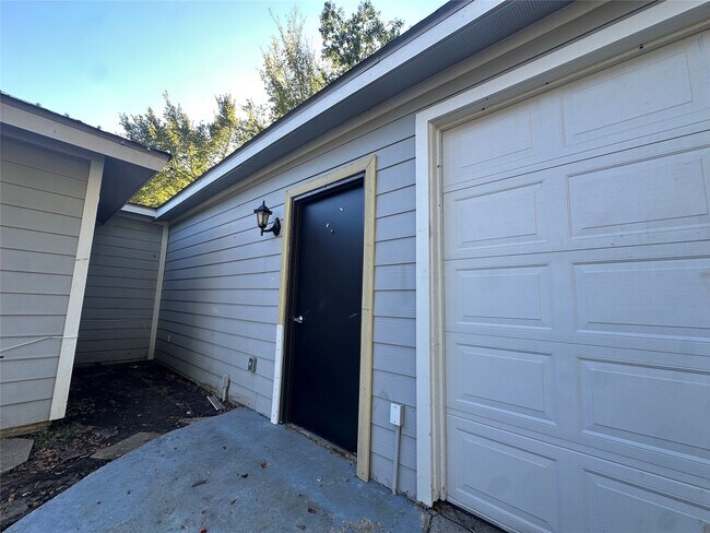 Building Photo - 3331 Longhorn Dr