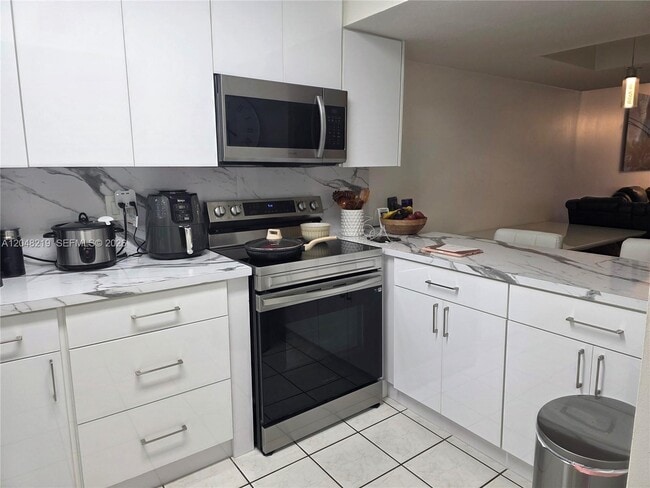 Building Photo - 523 W 68th St