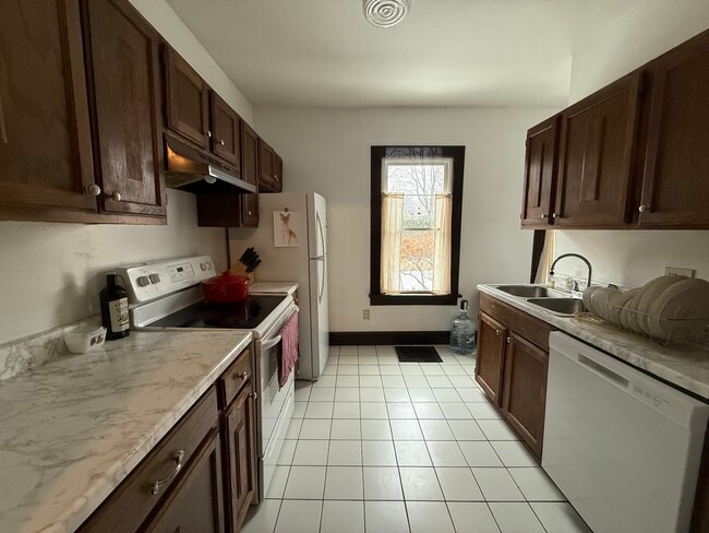 Building Photo - 164 Fair St