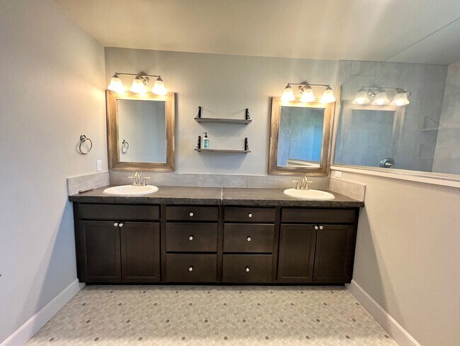 Building Photo - Modern 4 Bedroom Rambler in Ellensburg