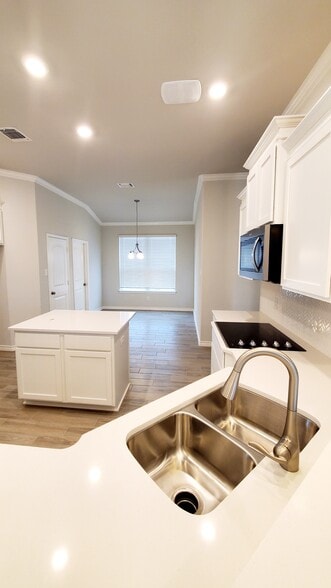 Building Photo - 705 Lister Dr