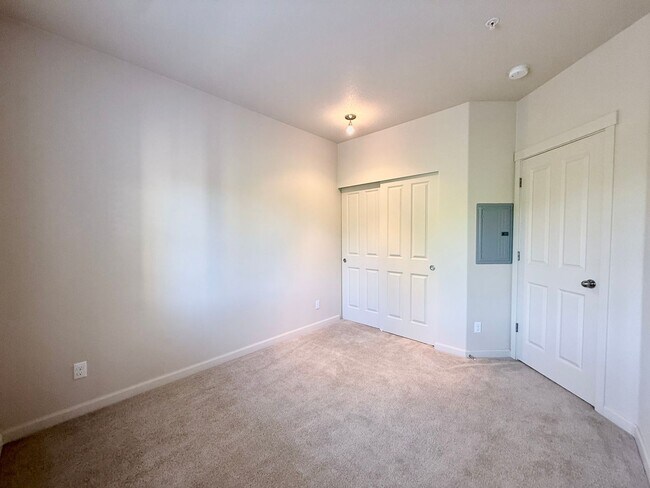 Building Photo - Spacious 2 Bedroom Condo in Hillsboro with Water/ Sewar & Garbage Included and 1 Car Garage!