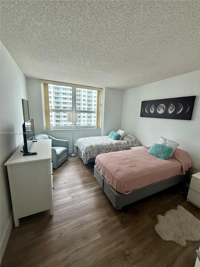 Building Photo - 1155 Brickell Bay Dr