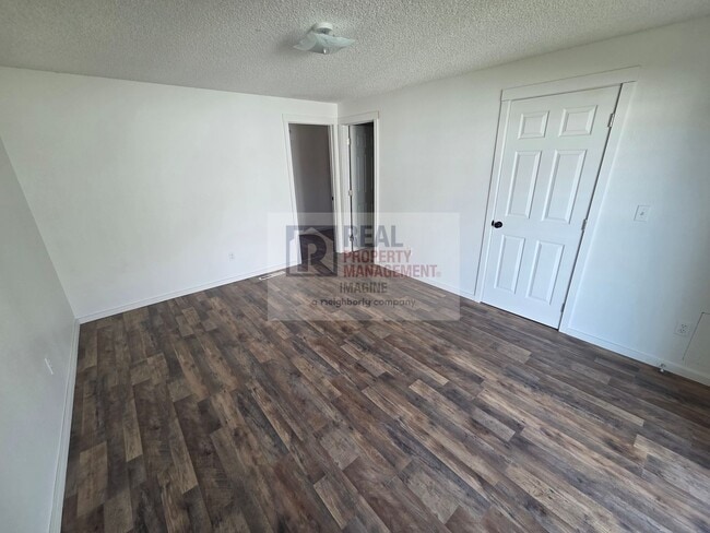 Building Photo - Updated 5 Bedroom Home!