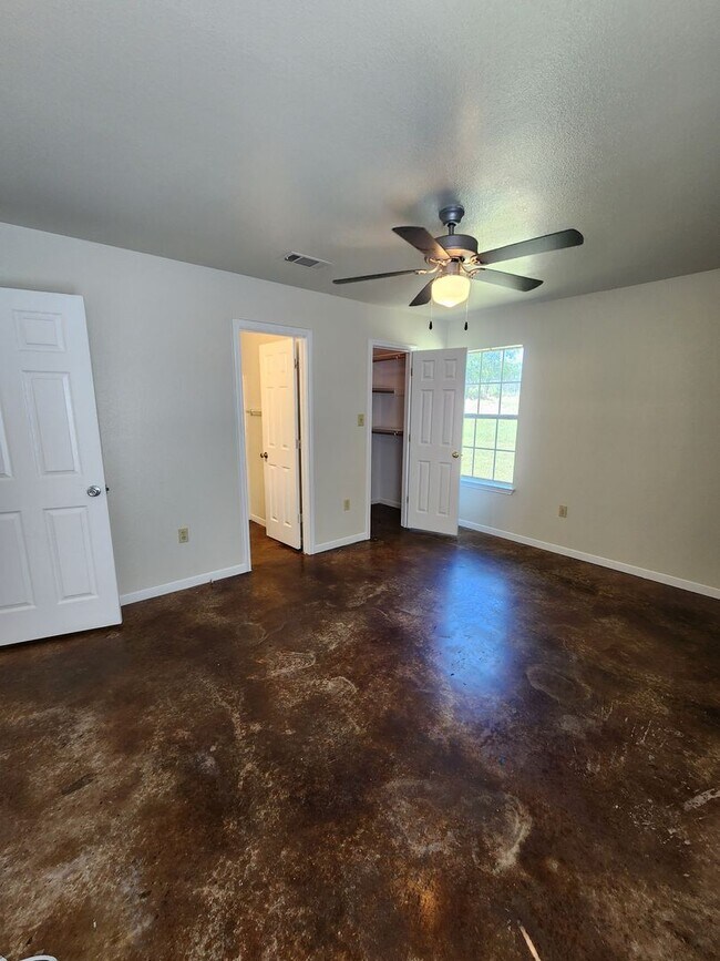 Building Photo - 811 E Ave I