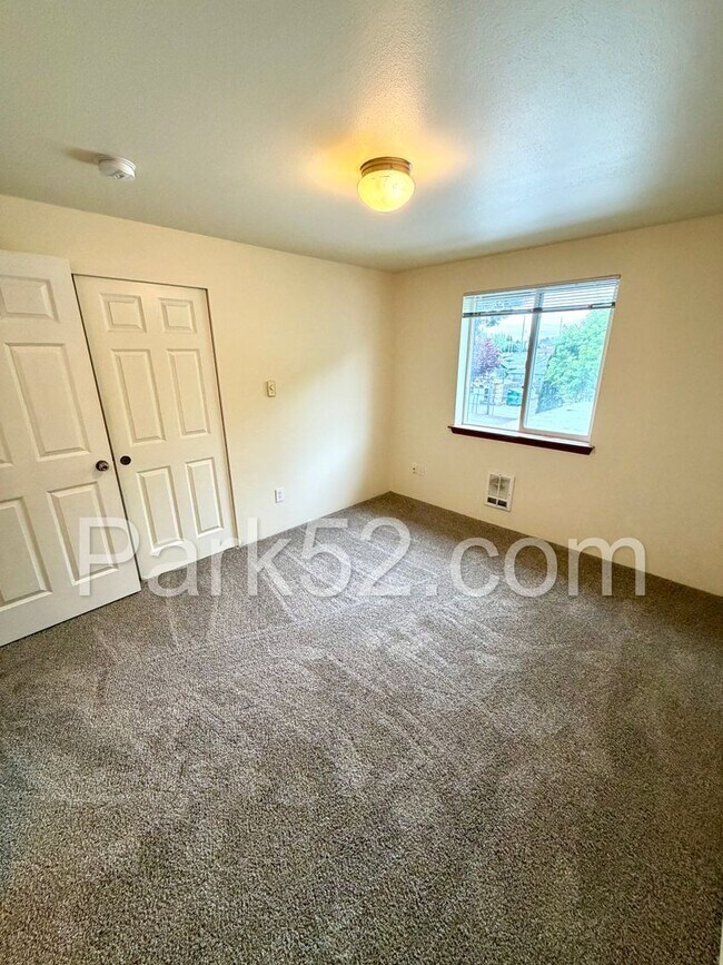 Building Photo - Puyallup Area 2 Bedroom 2nd Floor Apartment