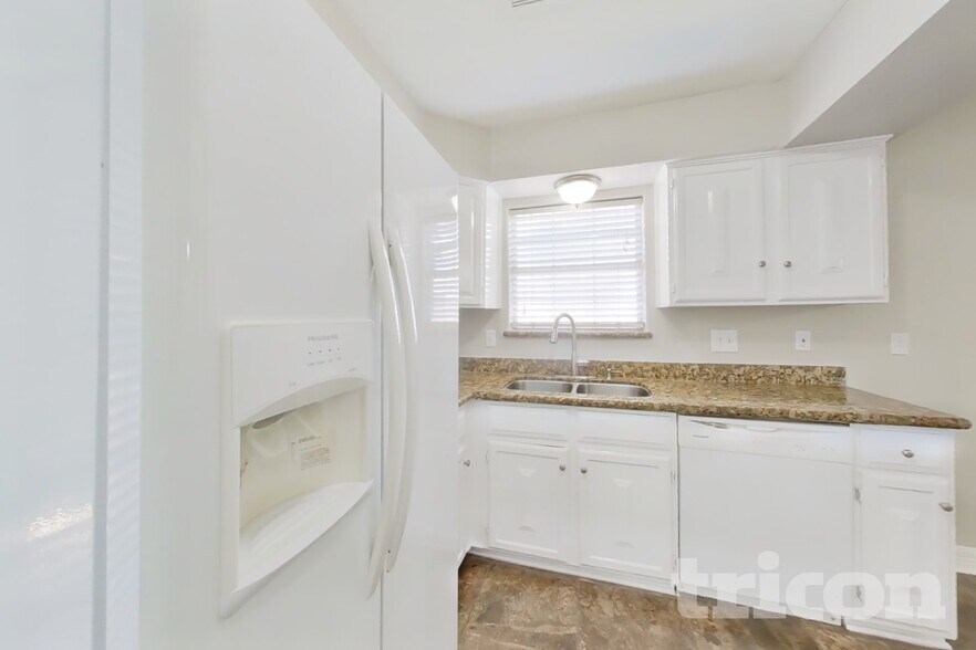 Building Photo - 1715 Evesham Dr