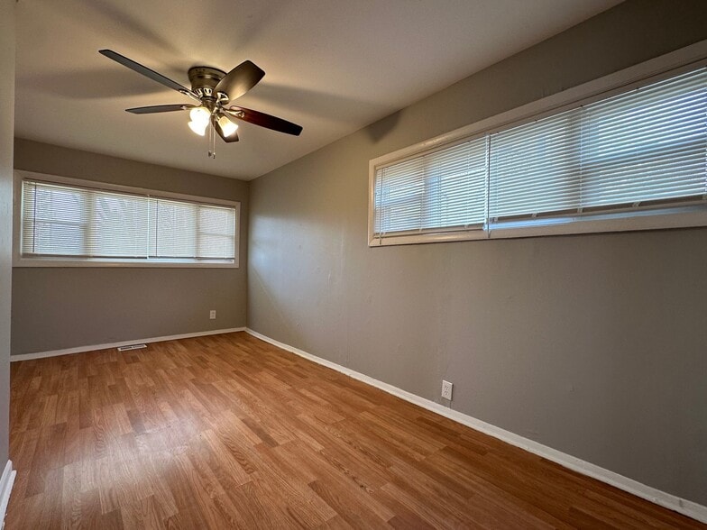 Building Photo - 1009 N Parkside Ave