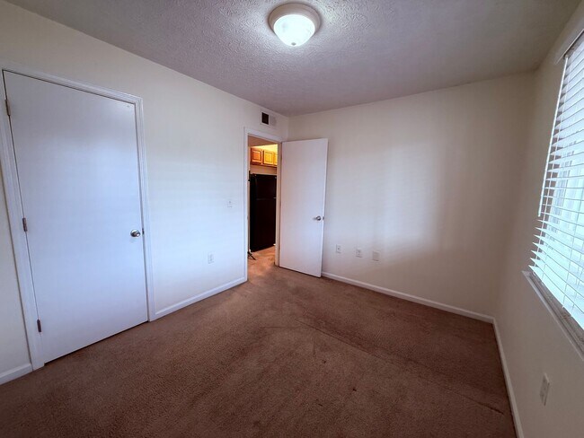 Building Photo - 1 Bedroom, 1 Bath Apartment