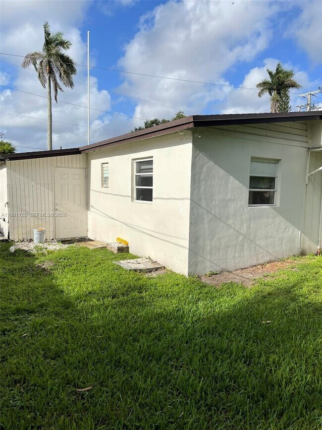 Building Photo - 5751 SW 38th Ct