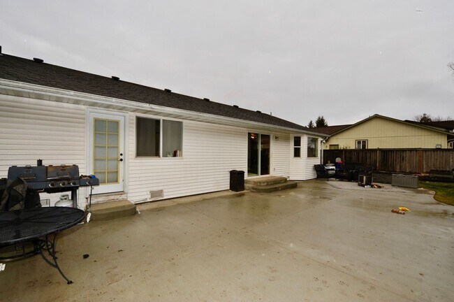 Building Photo - Hayden Rancher with RV parking