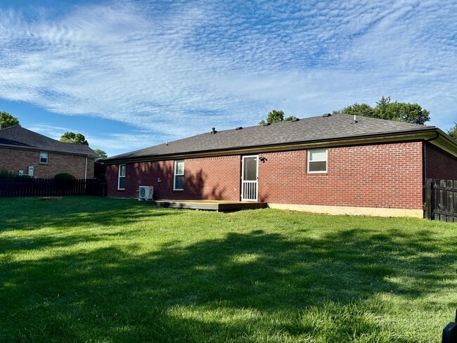 Building Photo - 3 bedroom 2 bath house for rent in Jeffersonville