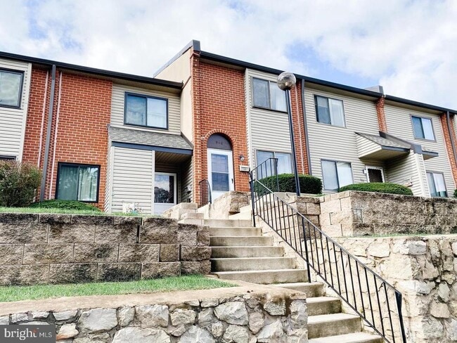Building Photo - 910 Valley Dr
