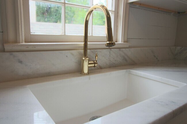 Building Photo - Rowland Duplex 130/130 1/2 *LEASE UP*