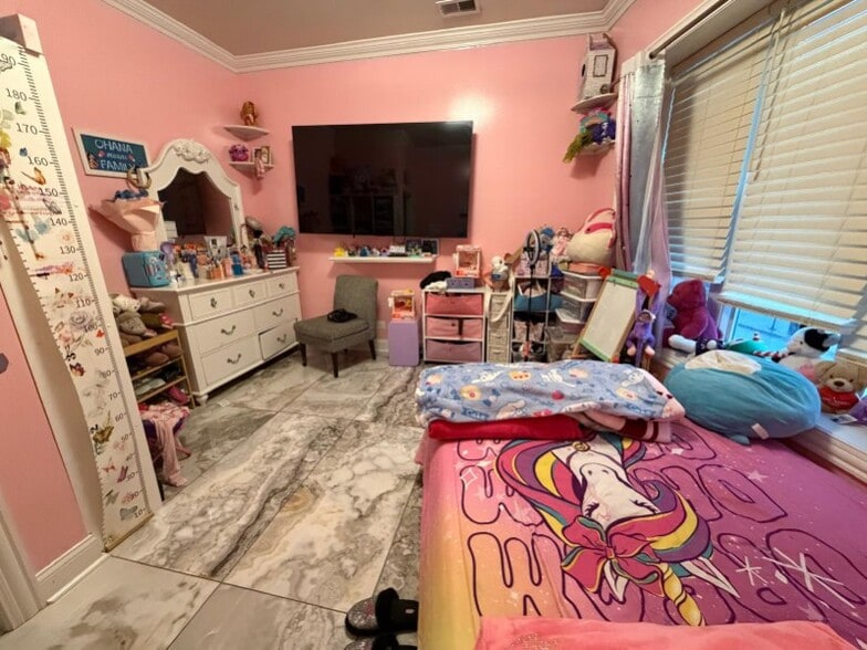 Building Photo - 6712 N Clark St