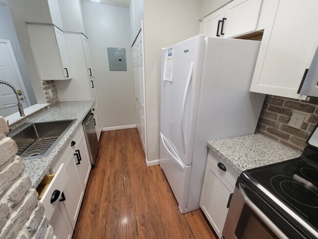 Building Photo - Fabulous Remodeled 2 bedroom , 2 bath Remodeled Condo in Country Club Greens