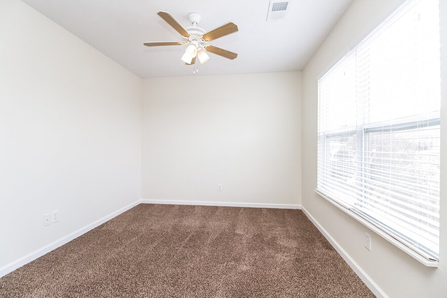 Building Photo - 4565 Hawthorn Dr