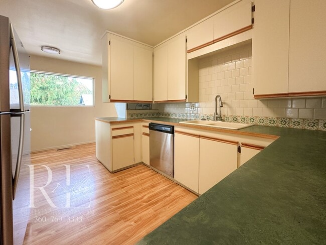 Building Photo - Enjoy Breathtaking Sunsets in the Heart of Manette