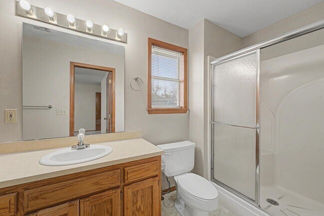 Building Photo - Welcome to this charming 2-bedroom, 2-bathroom home