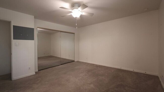 Building Photo - Pet friendly 2 bedroom townhouse