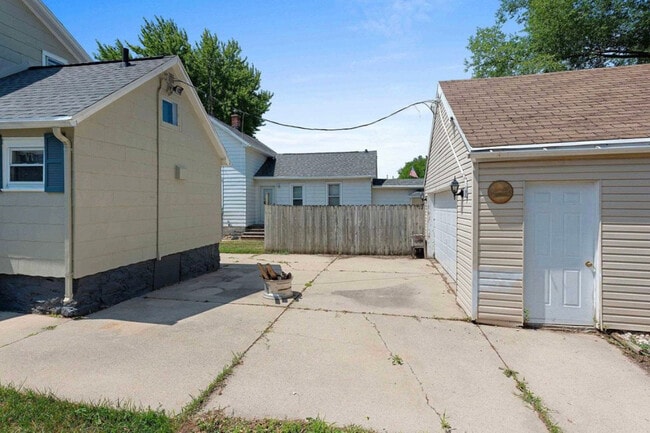 Building Photo - 532 W 5th Ave