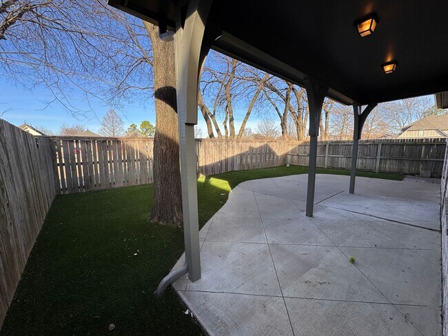 Building Photo - Immaculate 4 bedroom 2 bath in Jenks!