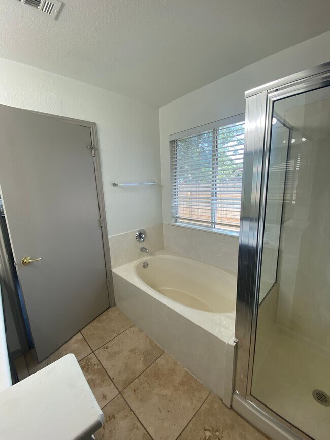 Building Photo - Cozy 3 bed in the Heart of East Austin