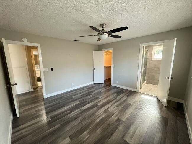 Building Photo - SAC T 4824 - 4826