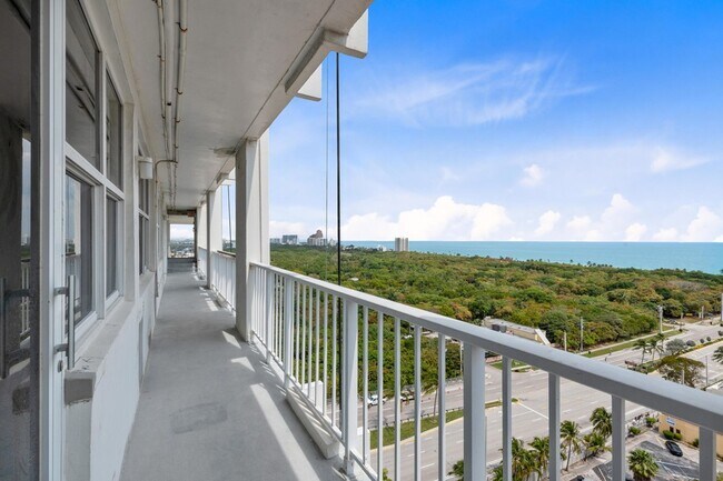 Building Photo - 2800 E Sunrise Blvd