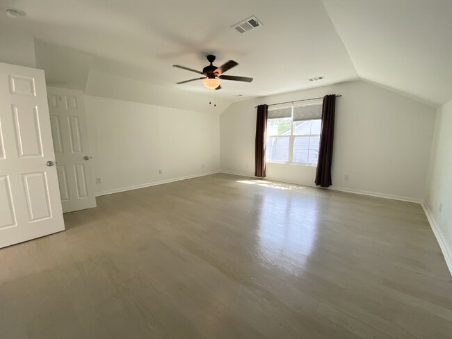 Building Photo - Charming, Spacious, Single Family Home in ...