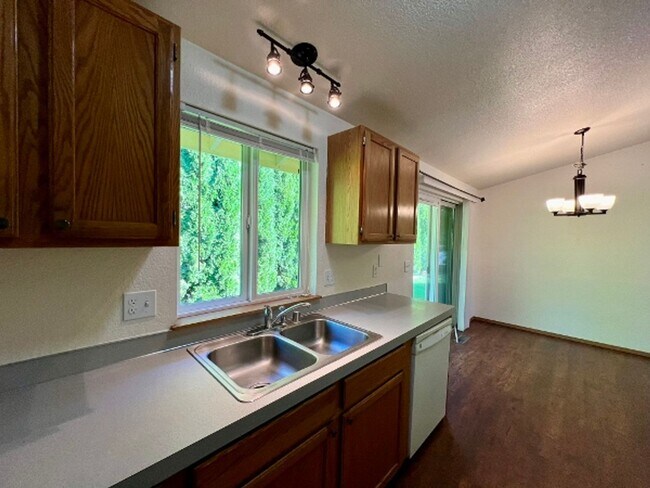 Building Photo - PENDING APPLICATION; 3 BD w/ Vaulted Ceiling