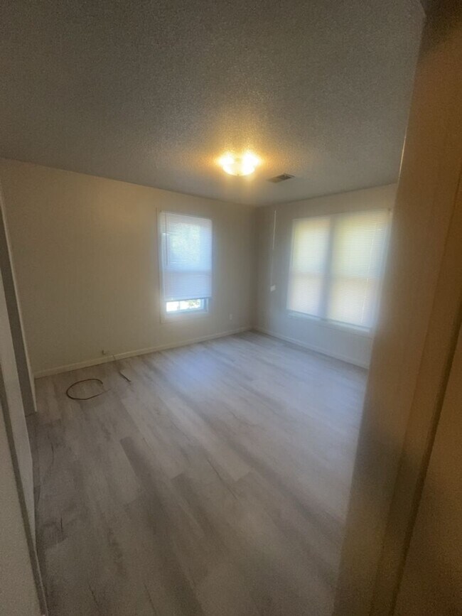 Building Photo - 2 Bed / 1 Bath Top-Floor Apartment – Acros...
