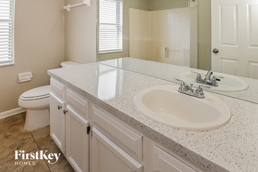 Building Photo - 13071 Chets Creek Dr N