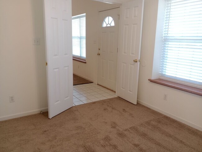 Building Photo - 1729-1731-1731 Louise Cir