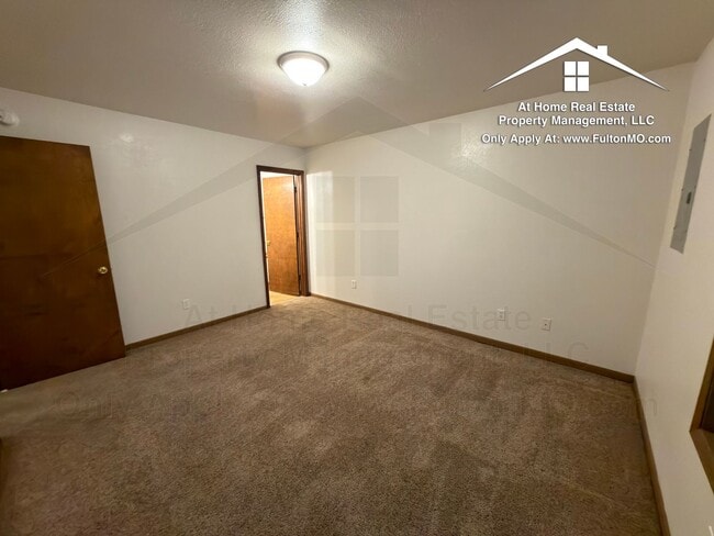 Building Photo - Sabre Circle 497–499 Duplex