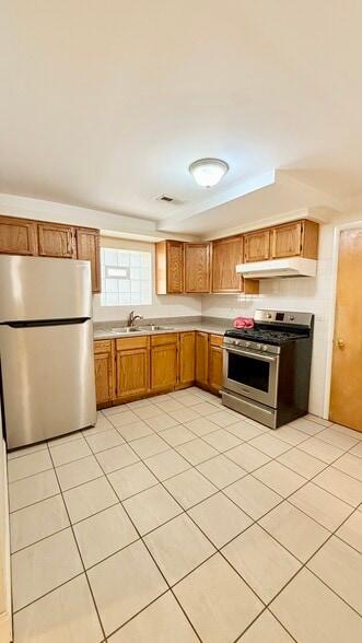 Primary Photo - 5843 W Warwick Ave