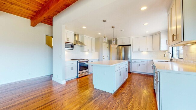 Building Photo - Beautiful 4 bedroom 3.5 bath Home with 2 c...