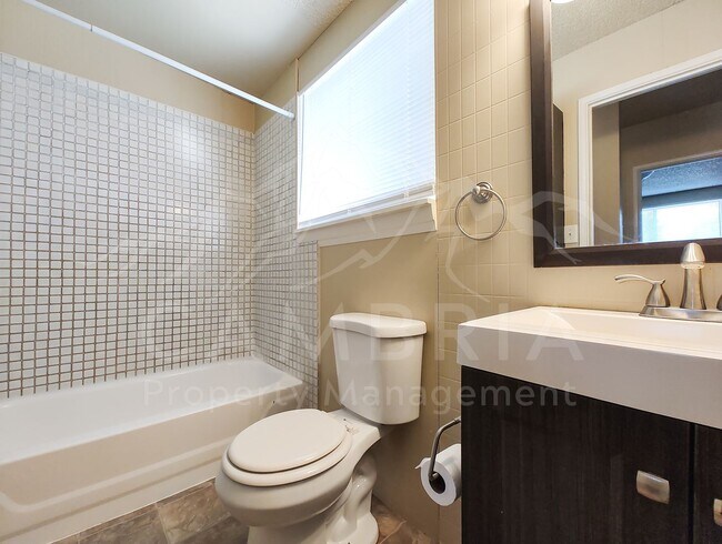 Building Photo - 1637 Paradise Ln