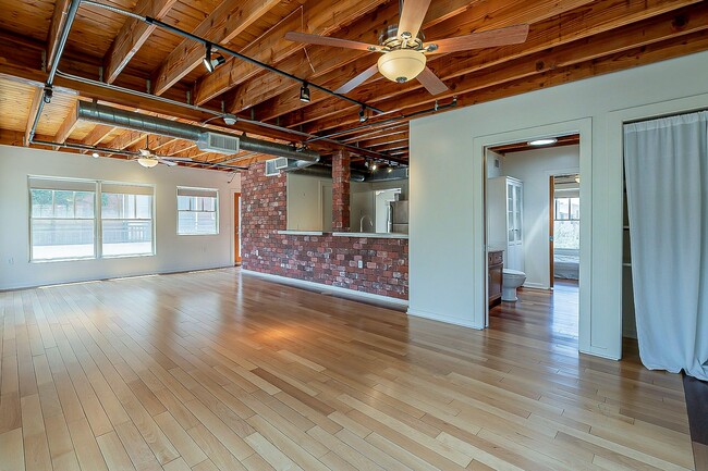 Building Photo - Live Downtown! Move Right In!